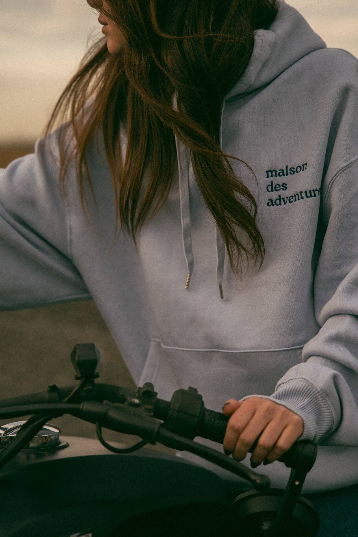 Felpa con cappuccio oversize Maison des Adventures in cotone biologico