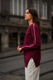 Maglia bordeaux con righe laterali a contrasto