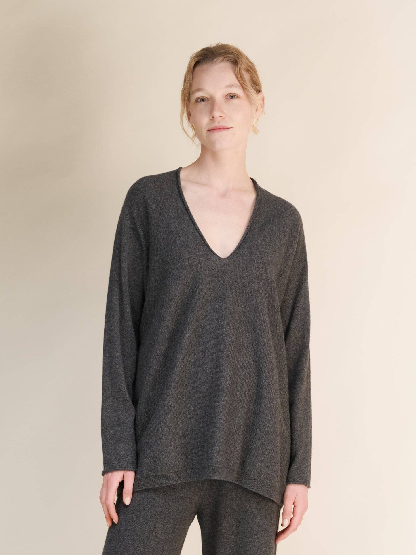 Maglione lungo con scollo a V profondo in misto cashmere
