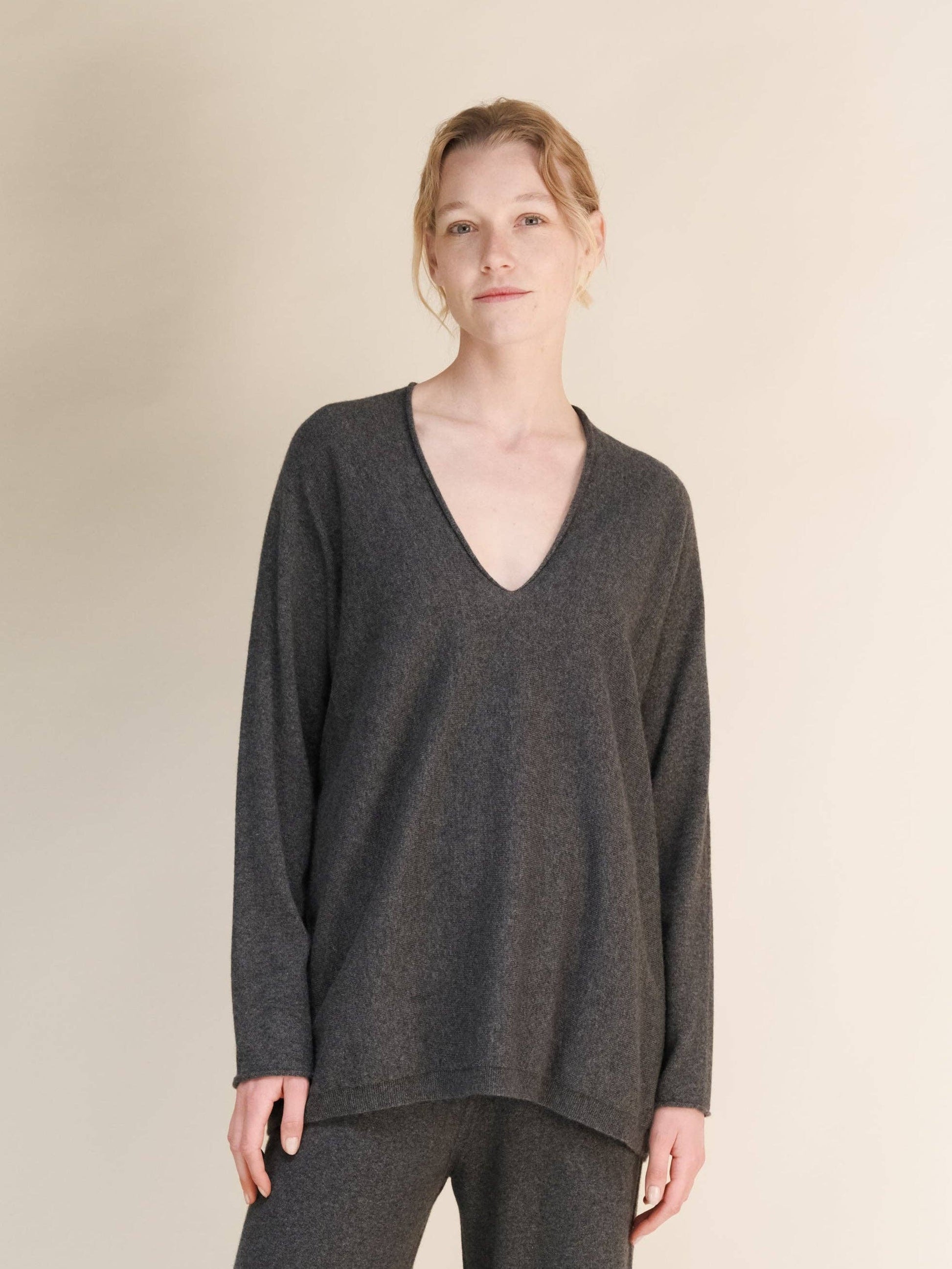 Maglione lungo con scollo a V profondo in misto cashmere