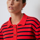 Maglione a righe con collo polo
