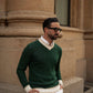 Maglione a trecce con scollo a V verde con bordi beige e perla