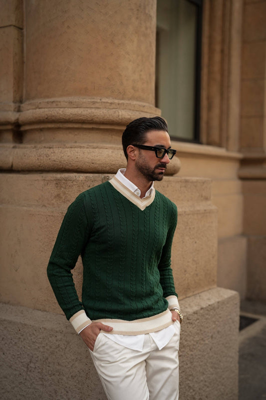 Maglione a trecce con scollo a V verde con bordi beige e perla