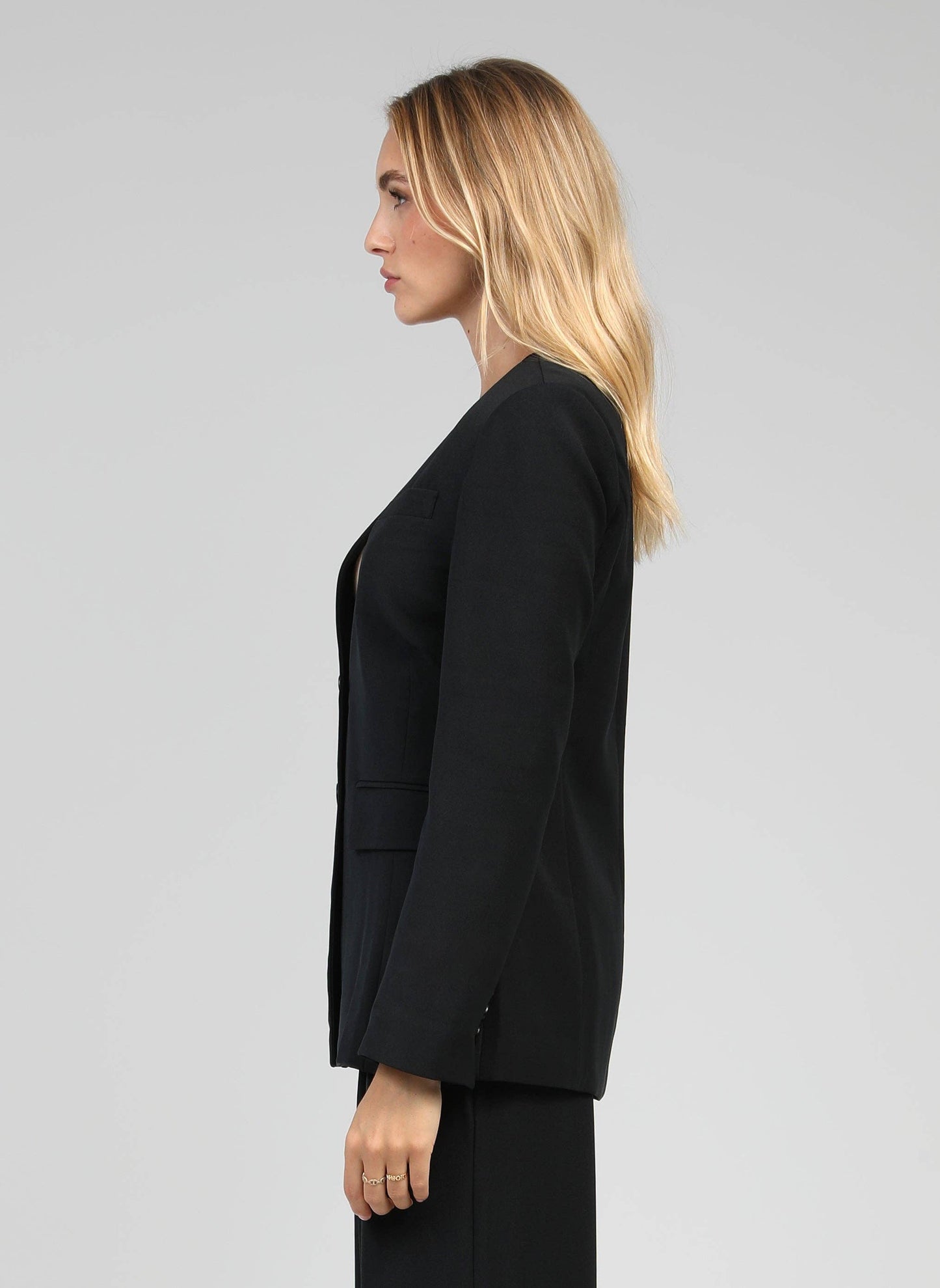 Blazer nero aderente con scollo a V