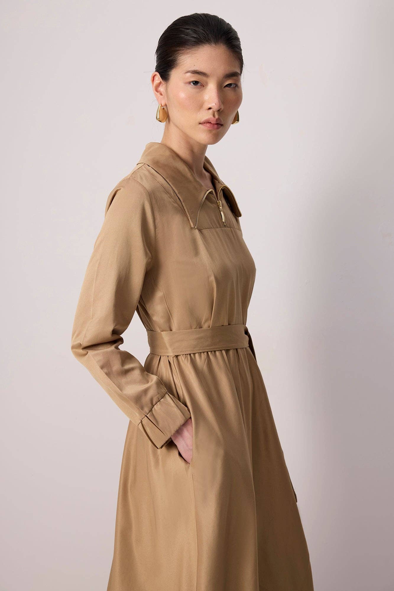 Abito lungo beige con collo zip e cintura