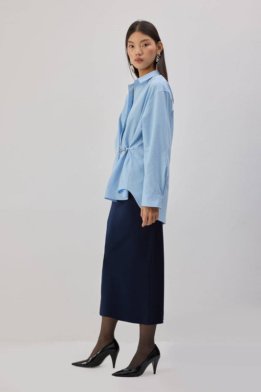 Camicia in popeline con accessori in metallo