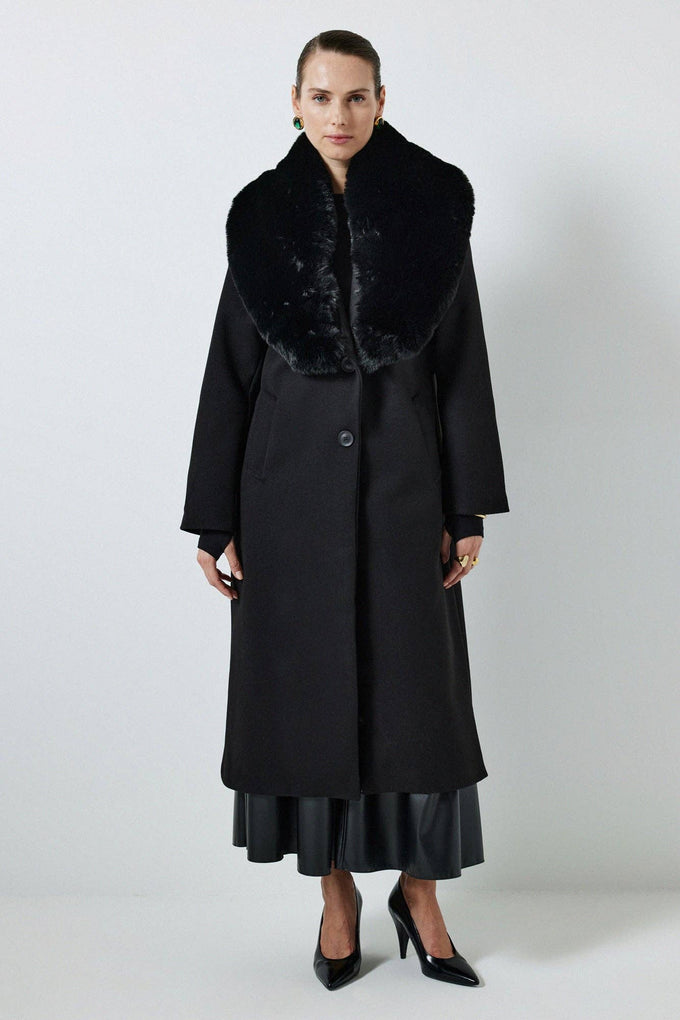 Cappotto lungo nero con collo in pelliccia