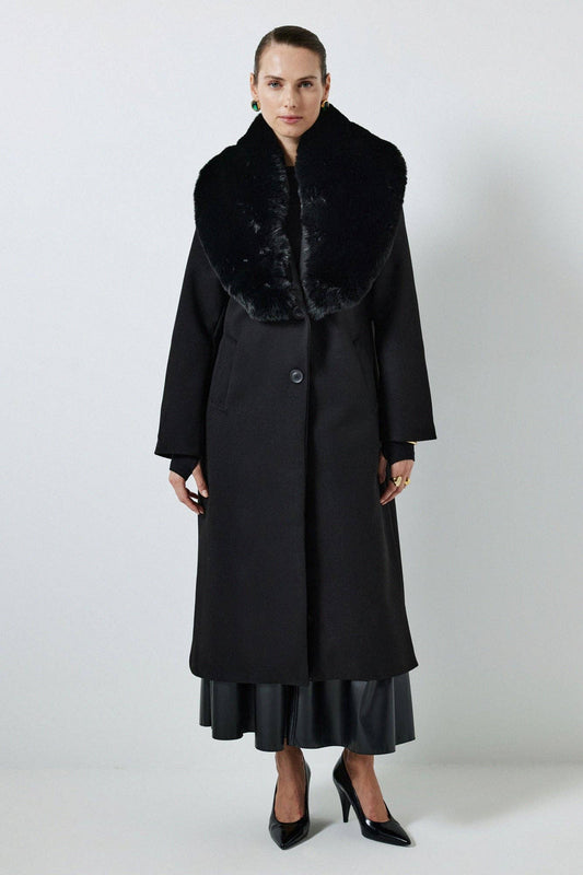 Cappotto lungo nero con collo in pelliccia