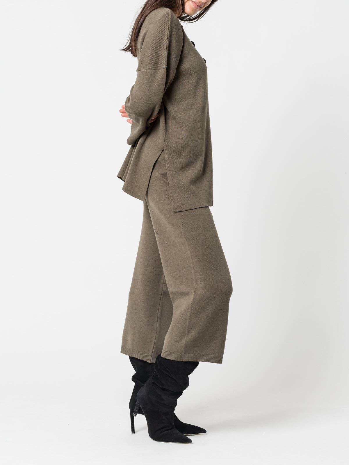 Completo in maglia oversize con pantaloni a gamba ampia