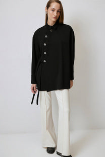 Camicia in crêpe asimmetrica con cintura