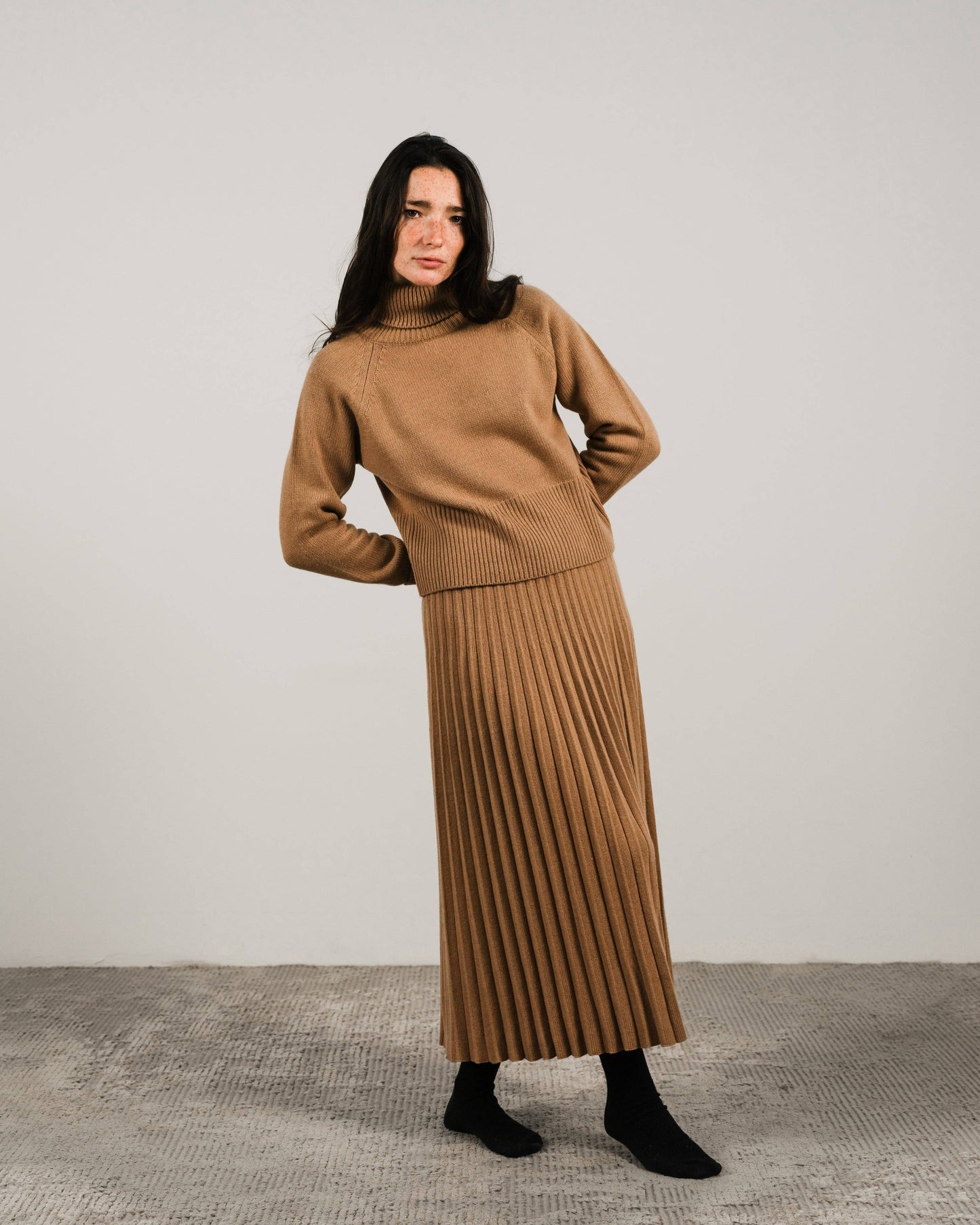 Maglione dolcevita corto in misto cashmere con polsini risvoltati