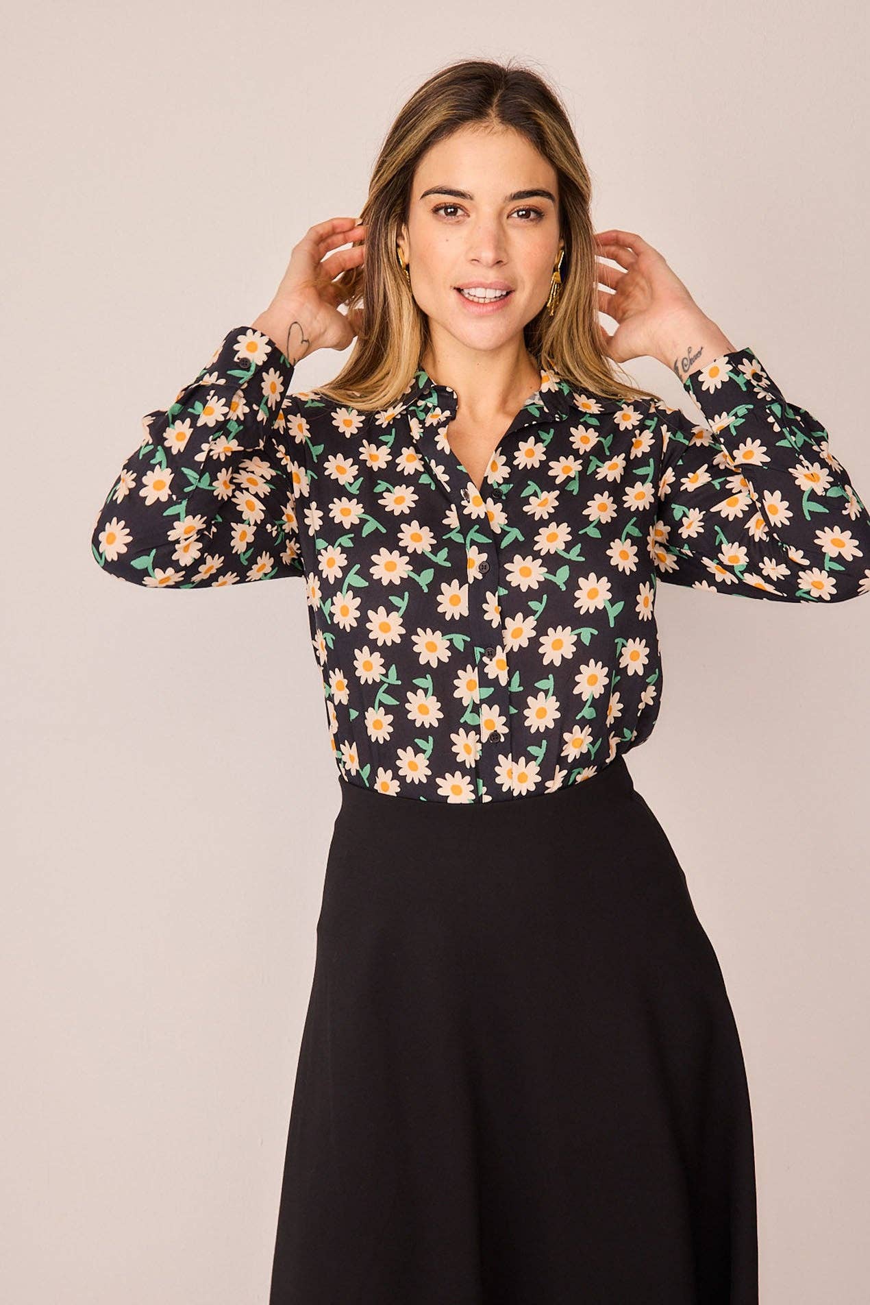 Camicia slim a margherite stile giungla