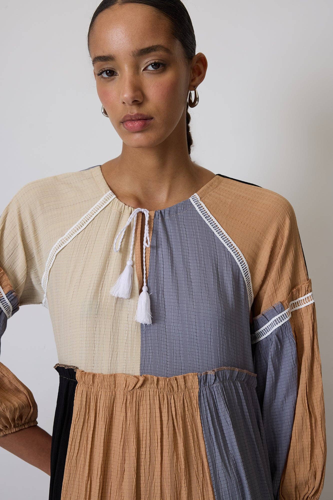 Abito lungo boho patchwork con laccio al collo e nappine