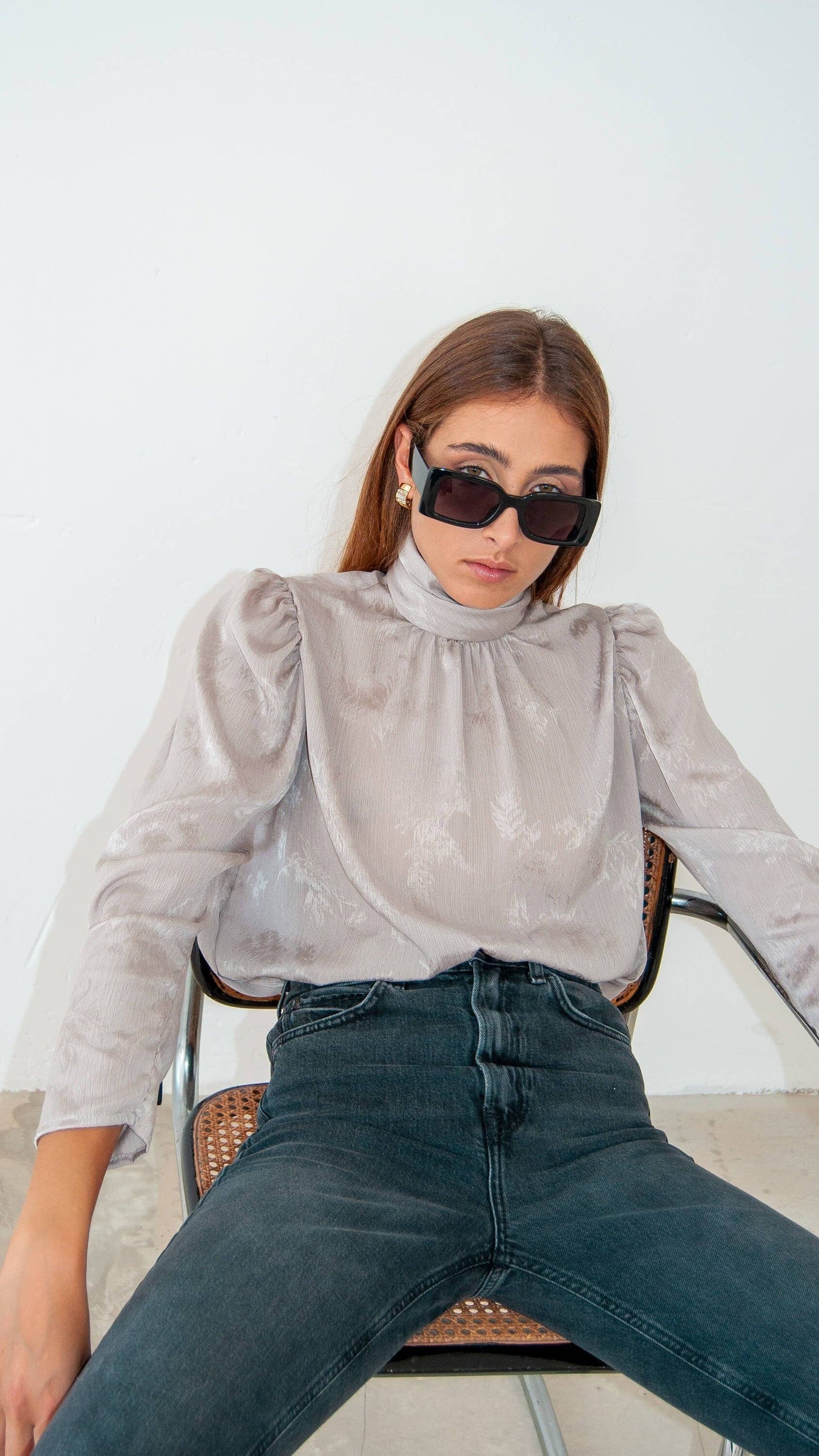 Blusa jacquard con collo alto e maniche a sbuffo