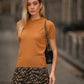 Maglia girocollo in lana e cashmere color cammello