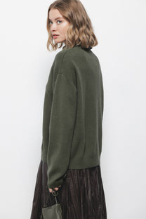Maglione in maglia verde oliva con scollo tondo