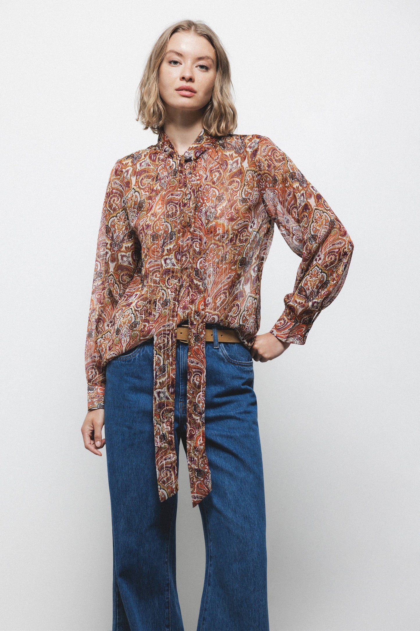Blusa semitrasparente fantasia con fiocco al collo