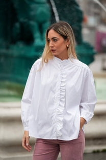 Camicia bianca con volant e collo alto