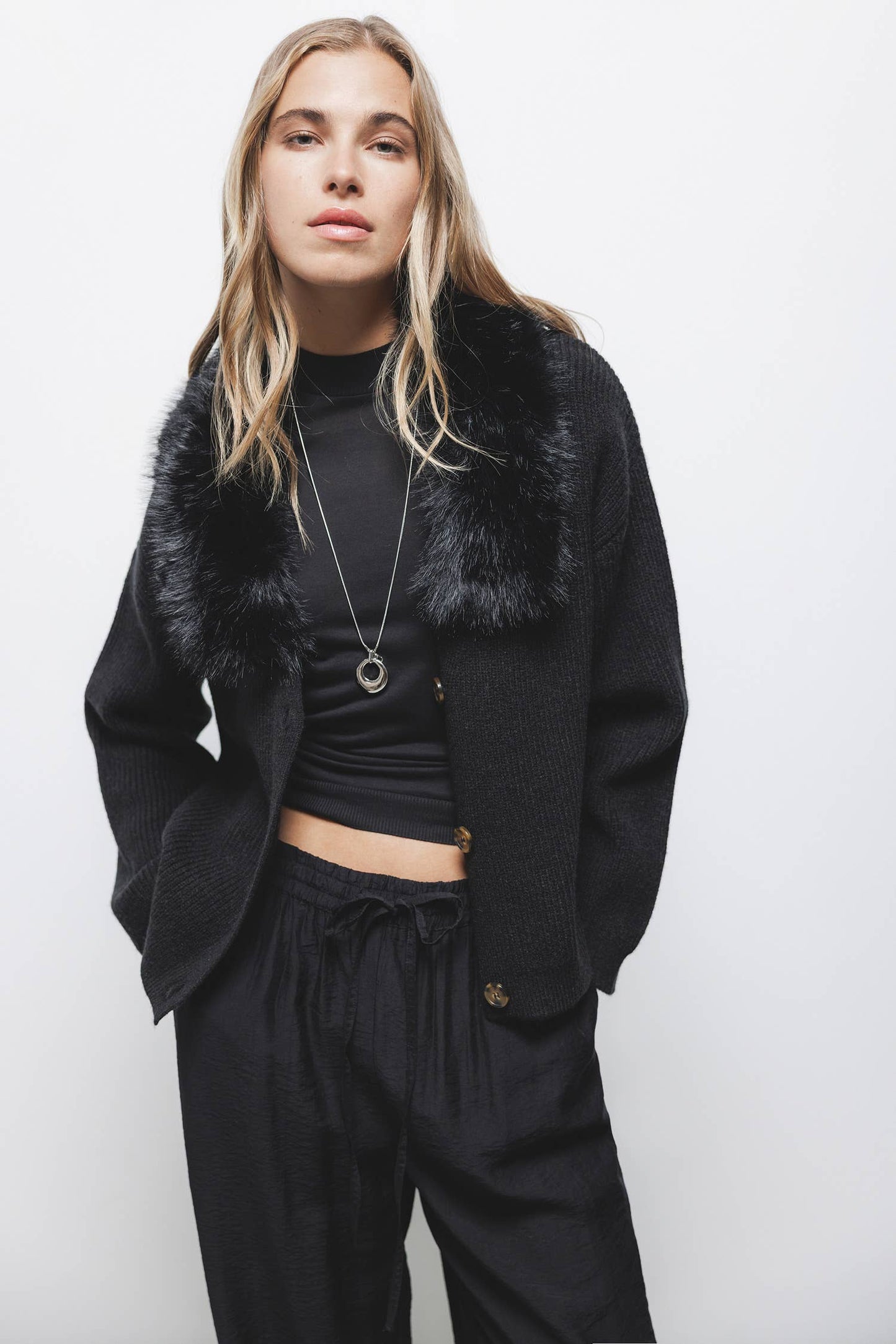 Cappotto in maglia con colletto in ecopelliccia