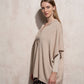 Cappa in maglia con fibbia decorativa