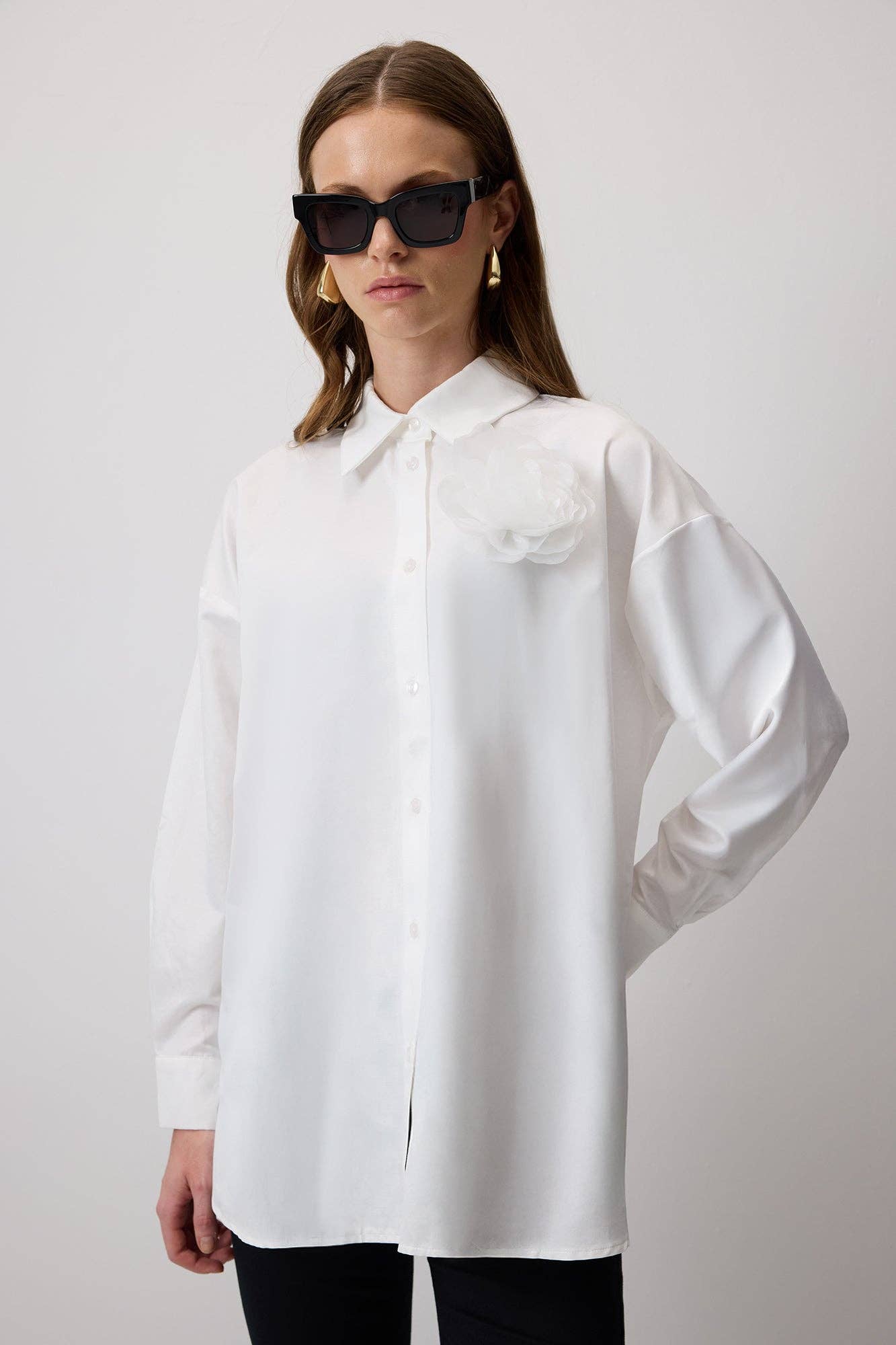 Camicia con spilla floreale in organza