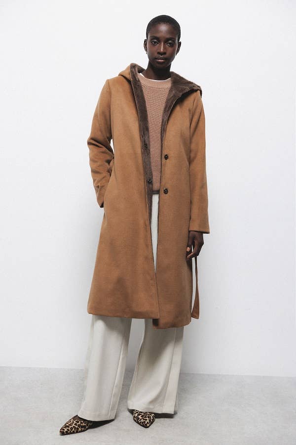 Cappotto con cappuccio in pelliccia sintetica e cintura
