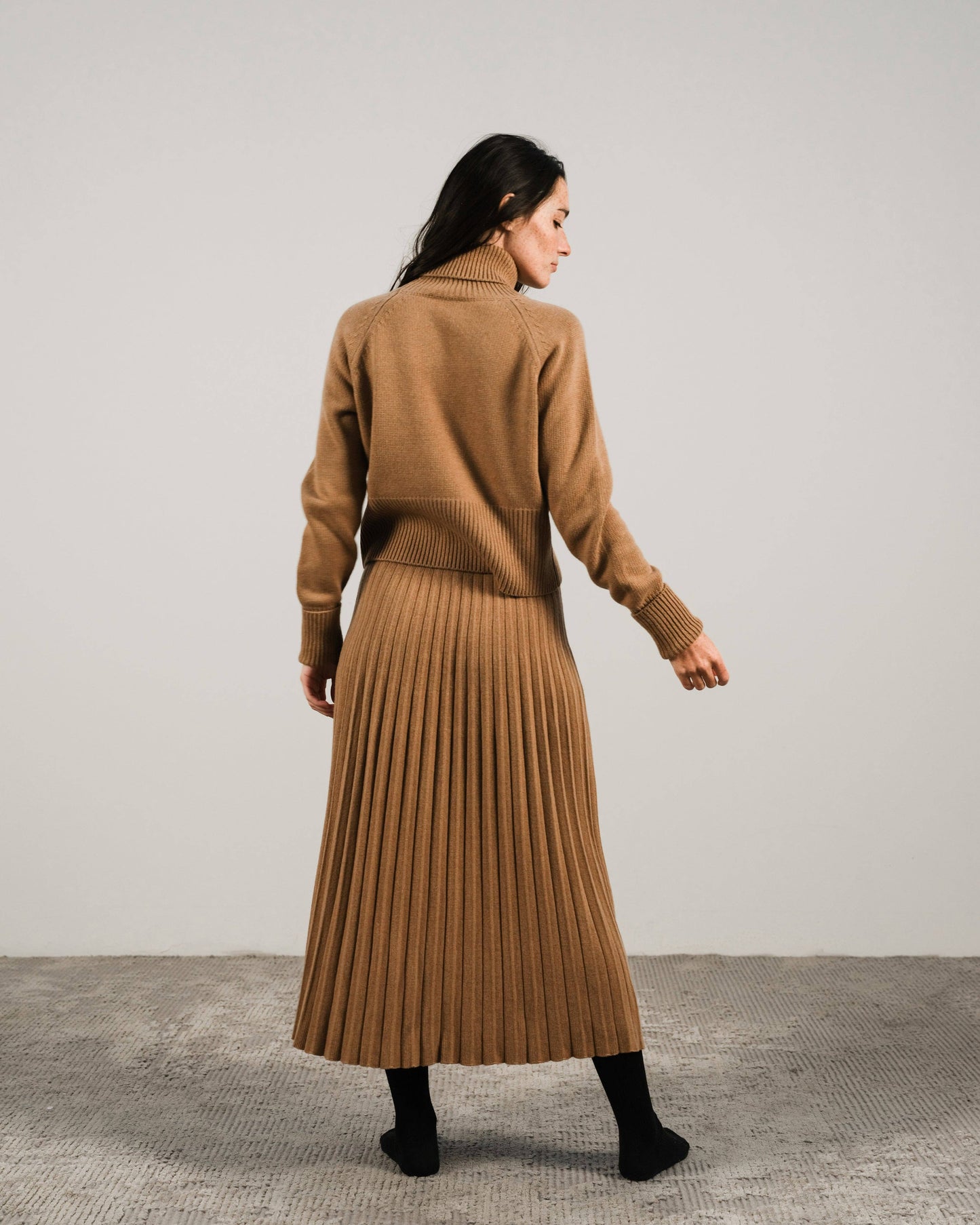Maglione dolcevita corto in misto cashmere con polsini risvoltati