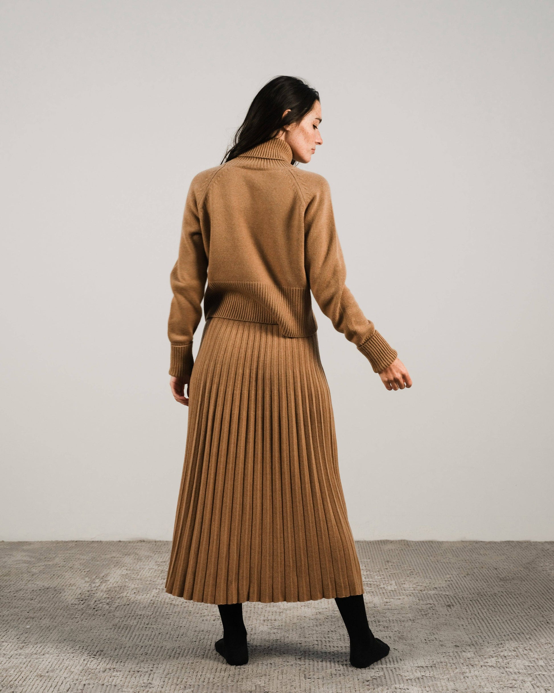 Maglione dolcevita corto in misto cashmere con polsini risvoltati