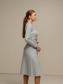 Abito midi in maglia lurex con gonna plissé e cintura