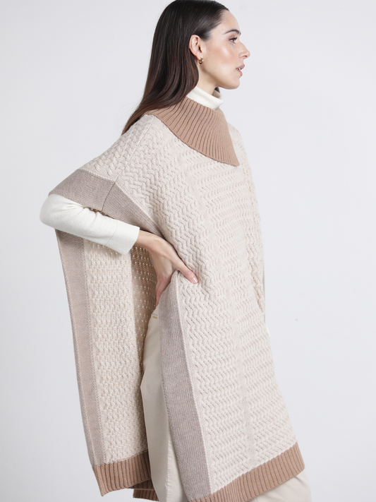 Mantella in maglia bicolor con collo alto
