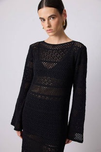 Abito lungo boho in maglia crochet con maniche svasate