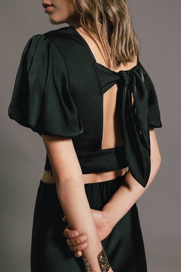 Top crop con maniche a palloncino e fiocco sul retro
