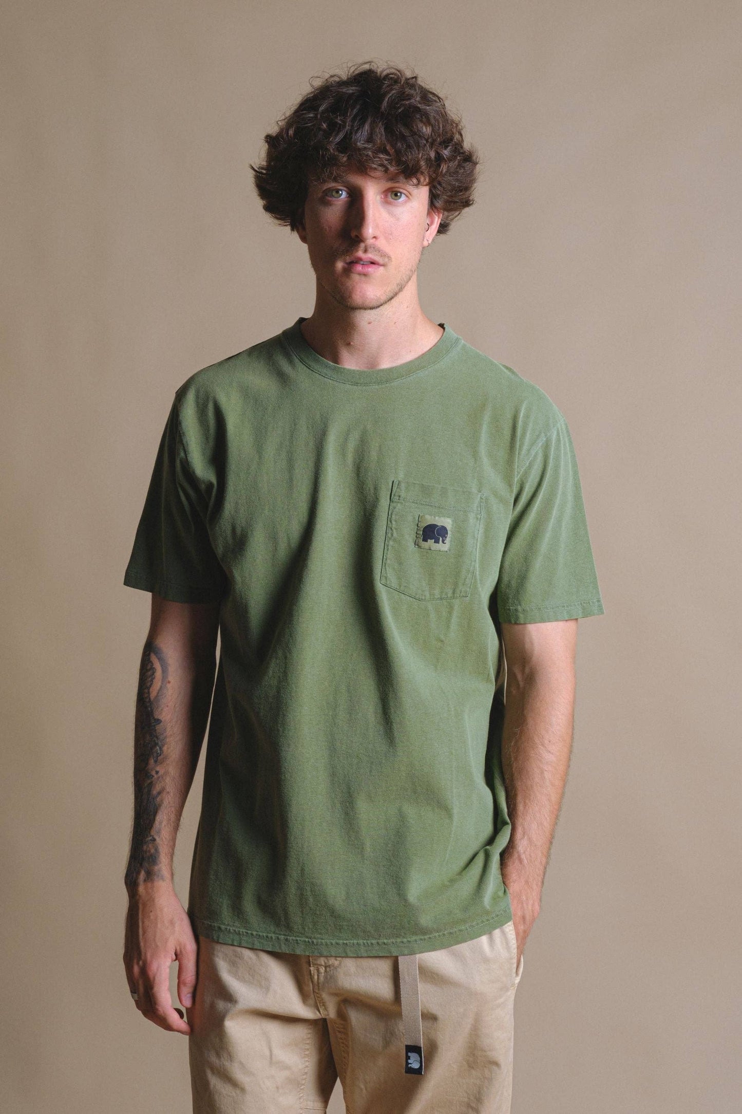 T-shirt uomo pigmentata in cotone biologico verde quercia