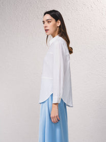 Camicetta oversize con bottoni frontali e colletto classico