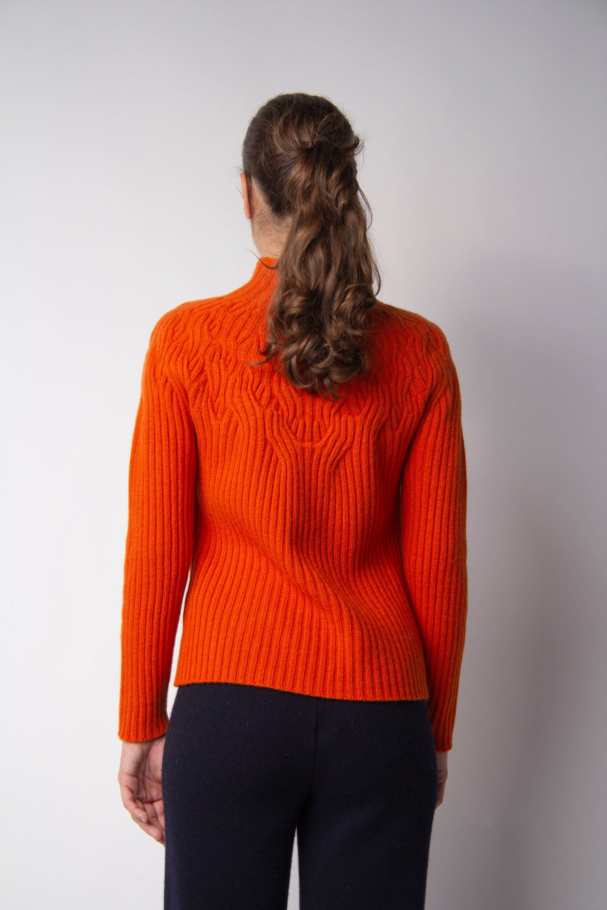 Maglione a collo alto in misto cashmere con trecce 3D
