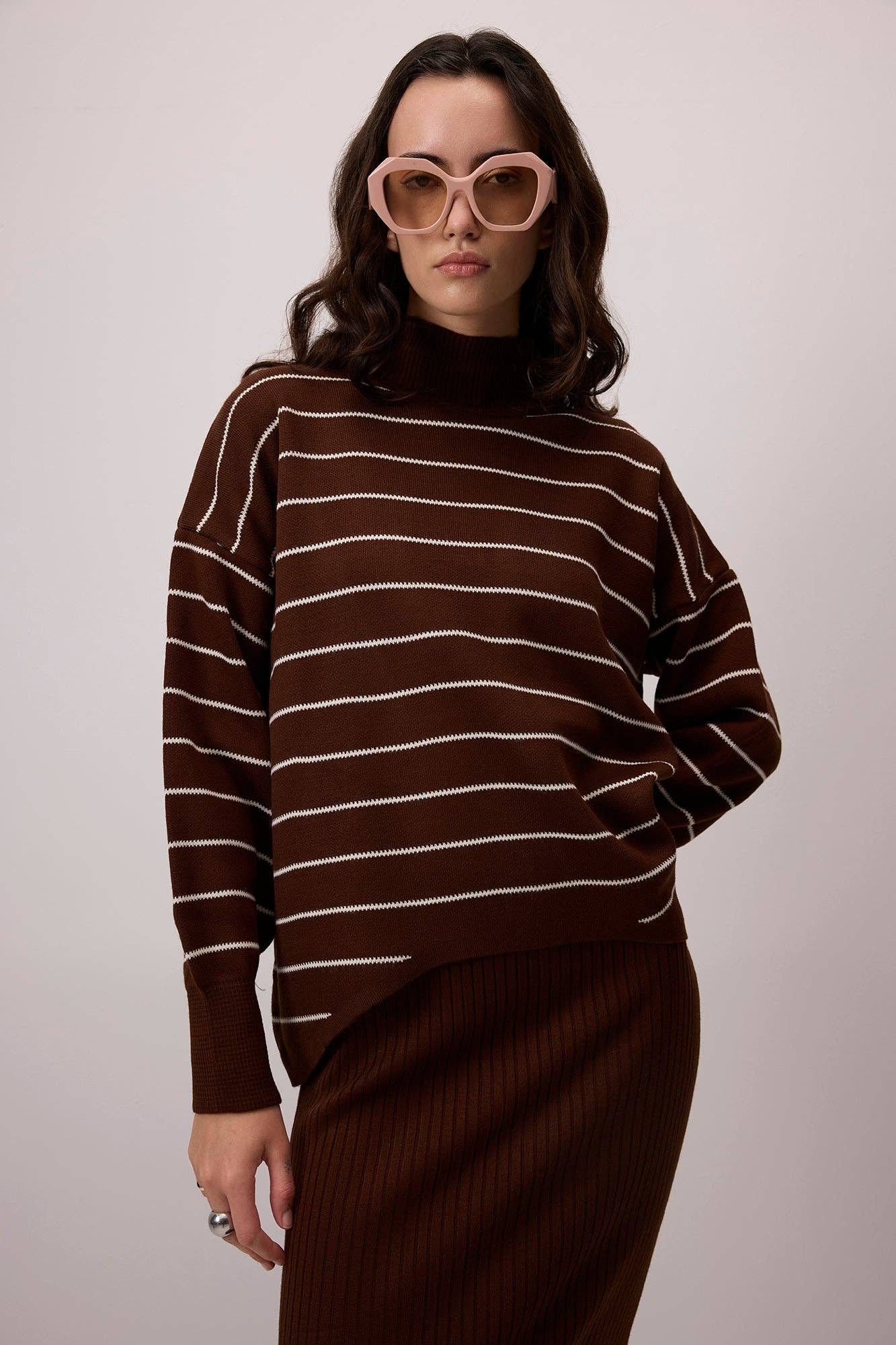 Set in maglia: maglione a righe e abito midi a coste