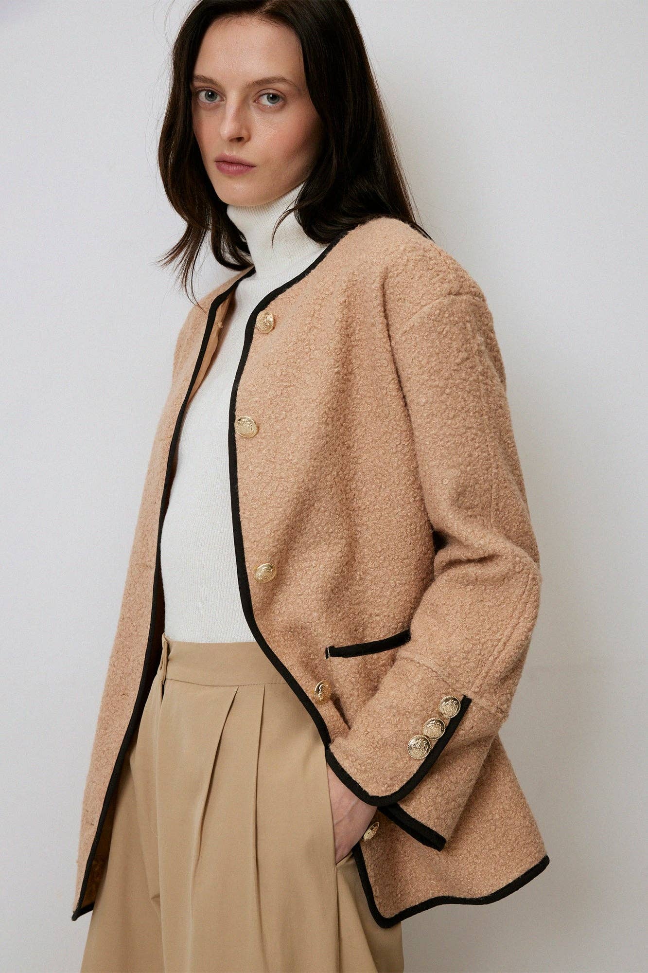 Giacca bouclé con profili a contrasto