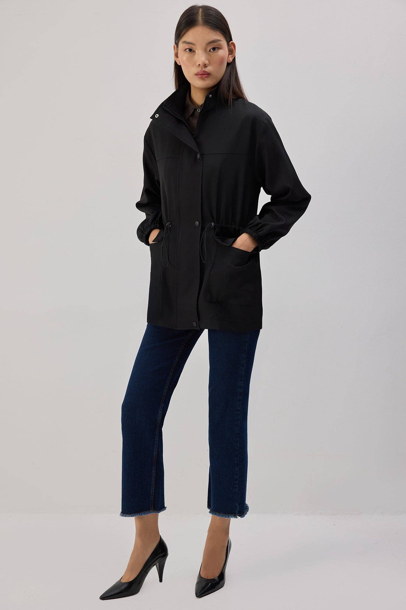 Giacca nera con zip e collo alto