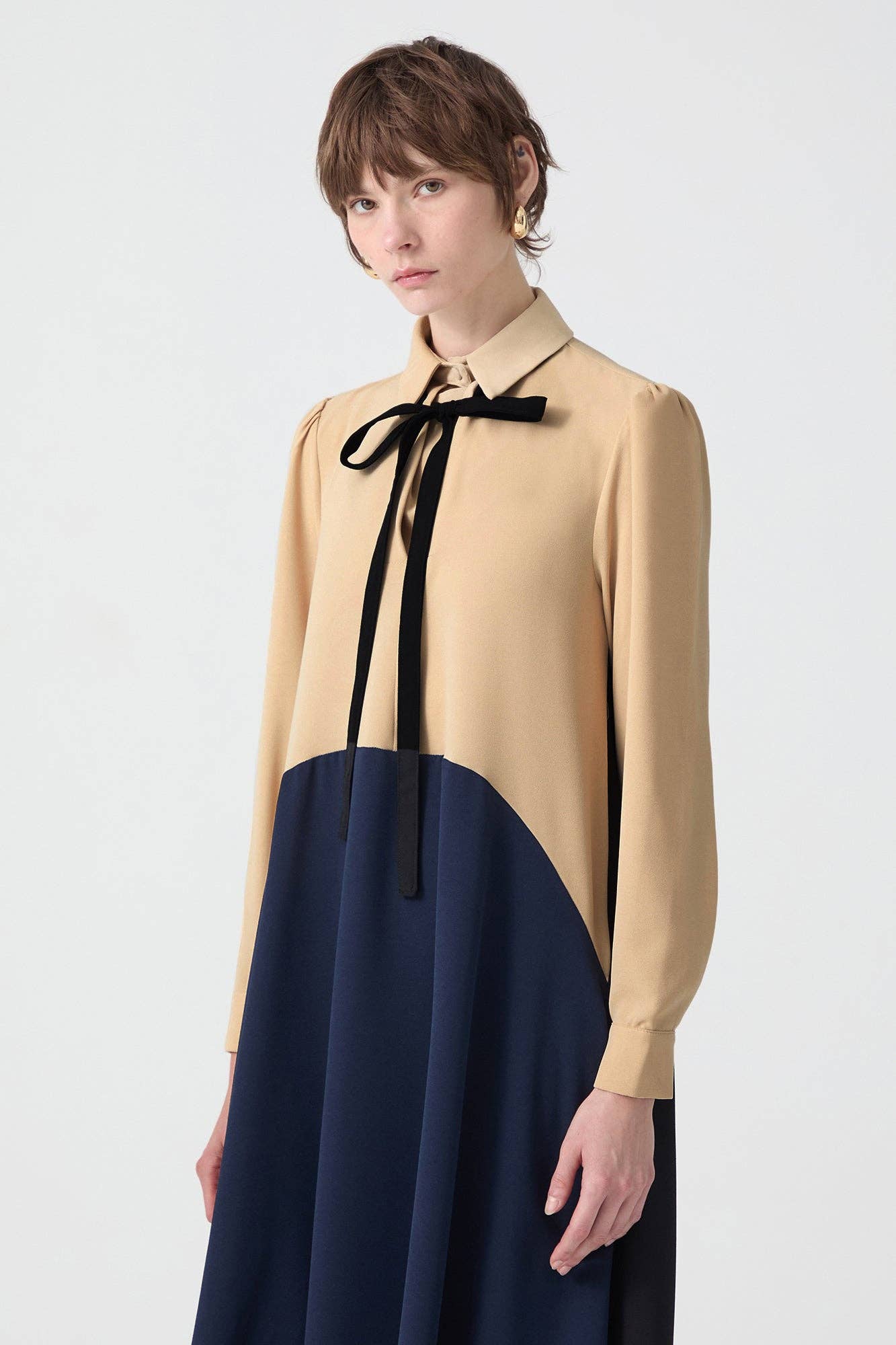 Abito in crêpe color block con fiocco