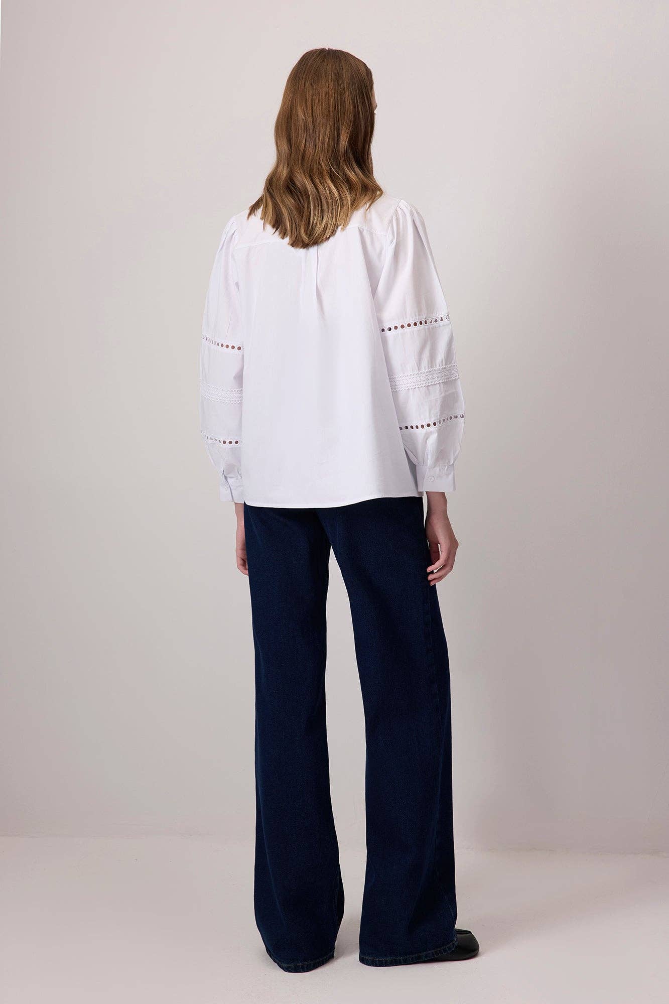 Camicia bianca con ricamo sangallo e maniche a sbuffo