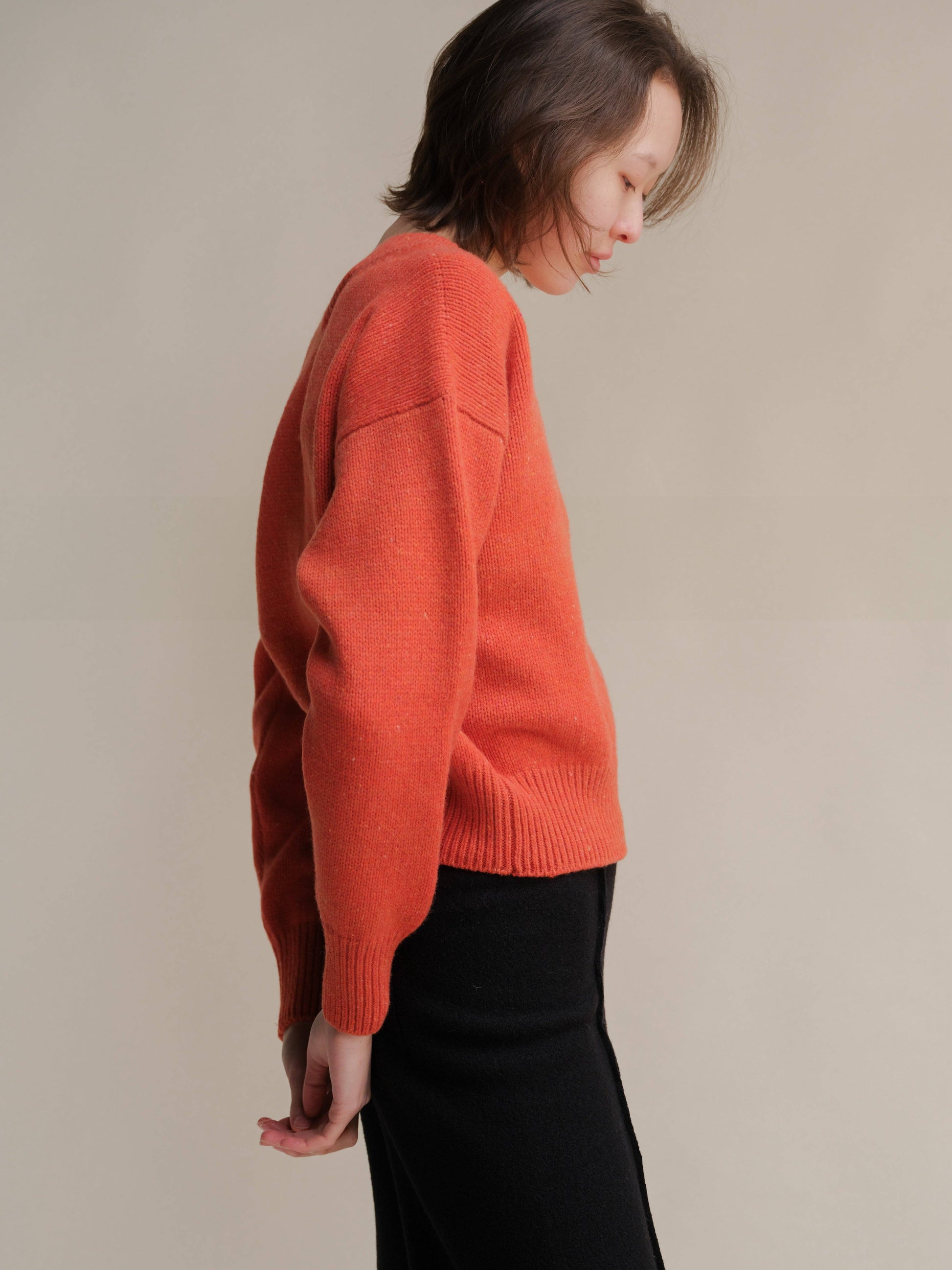 Maglione corto tweed con doppio scollo a V