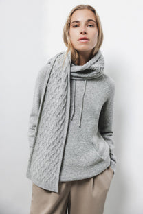 Maglione in lana con cappuccio e tasca a marsupio
