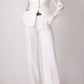 Completo bianco sartoriale con blazer strutturato e pantaloni palazzo