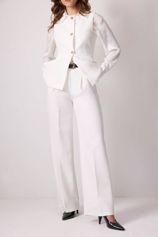 Completo bianco sartoriale con blazer strutturato e pantaloni palazzo