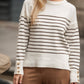 Maglione a righe con bottoni decorativi