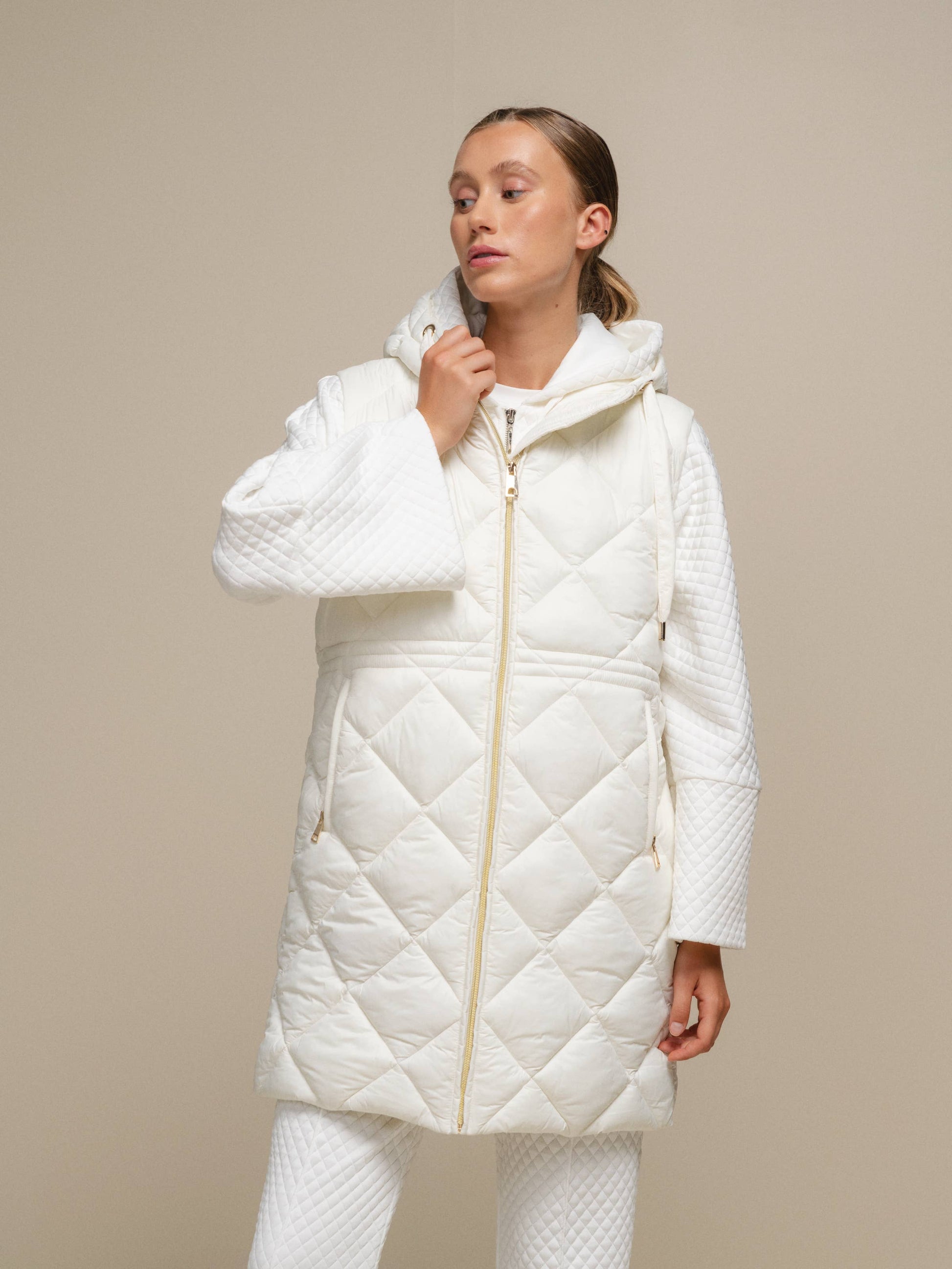 Gilet imbottito lungo con cappuccio da donna