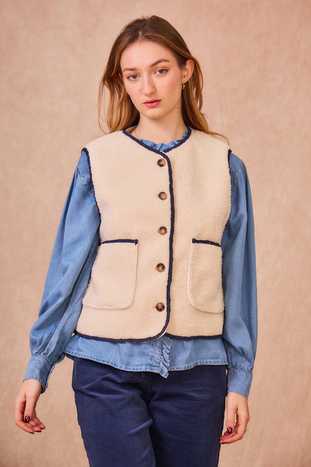 Gilet in ecopelliccia con profili intrecciati blu