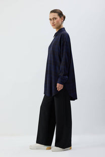 Camicia oversize a quadri blu navy in viscosa