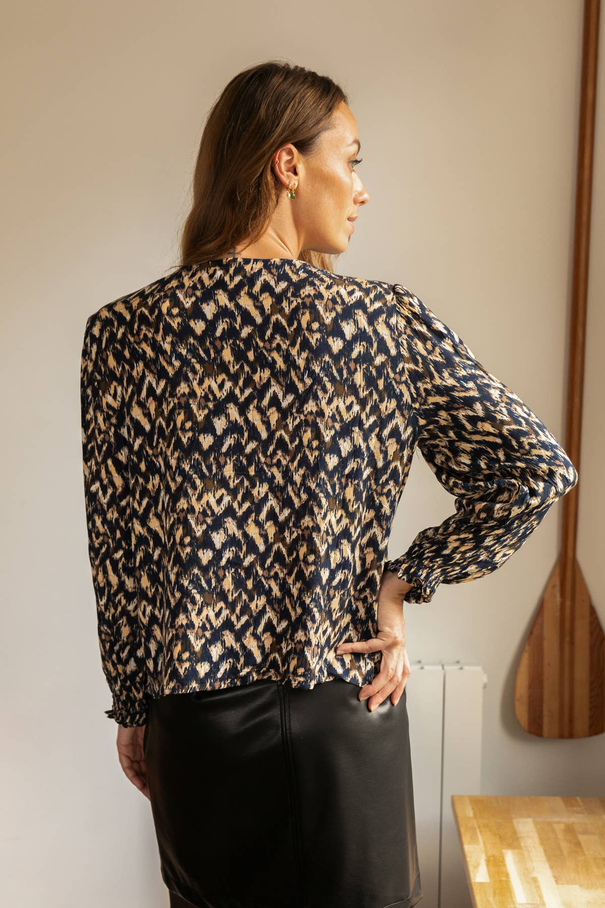 Blusa stampata Calo con scollo a V