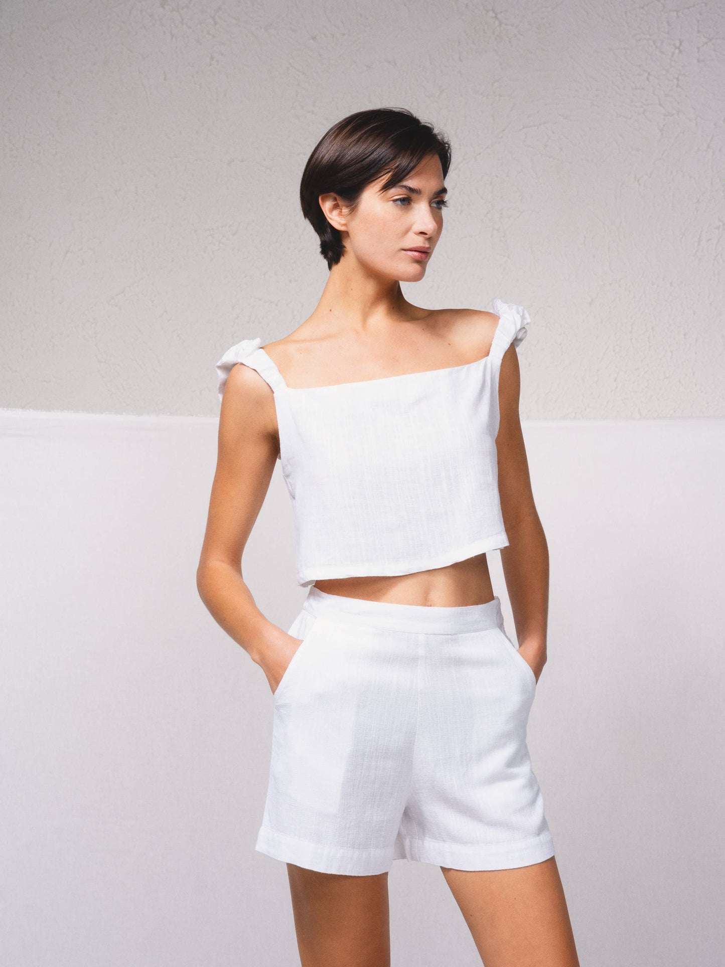 Top corto in lino con spalline arricciate